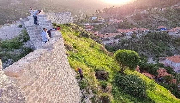 Oğlunu surdan atarak öldürdü