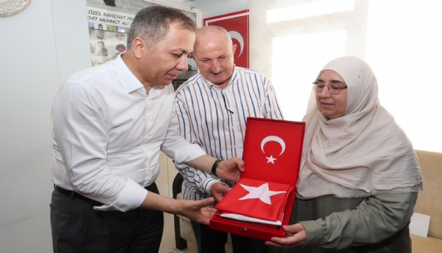 Bakan Yerlikaya'dan şehit ailesine ziyaret