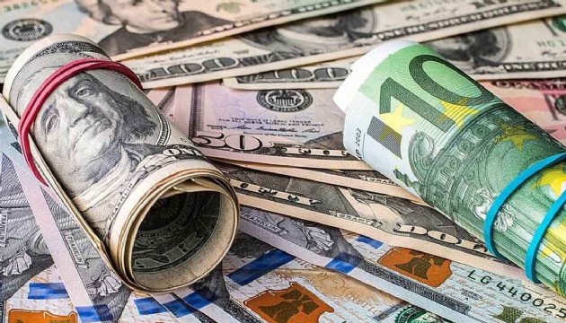 Dolar ve Euro yönünü yukarı çevirdi