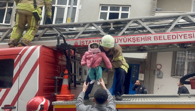 Sultangazi'de yangın: 10 kişi kurtarıldı