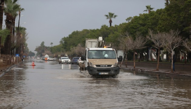 İskenderun sahili yine sular altında!