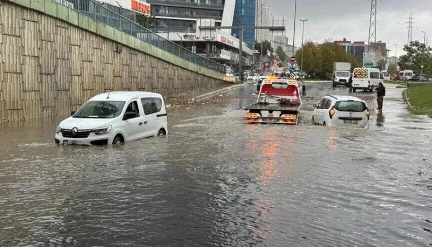 İstanbul Valisi uyardı: Bugün evden çıkmayın