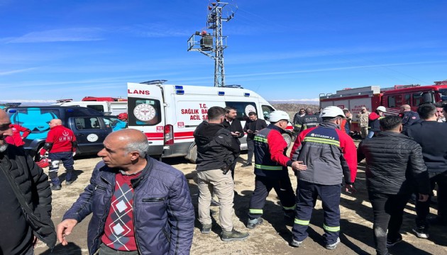 Elazığ'da göçük altında kalan işçiler kurtarıldı