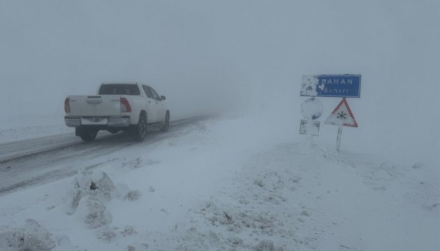 Ardahan-Artvin kara yoluna çığ düştü