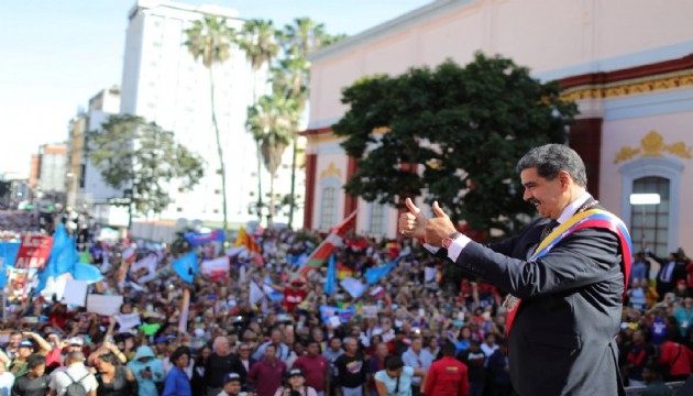 Maduro, yemin töreninin ardından halkı selamladı