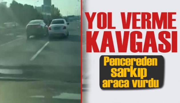 İstanbul'da yol verme kavgası! Dakikalarca sürdü