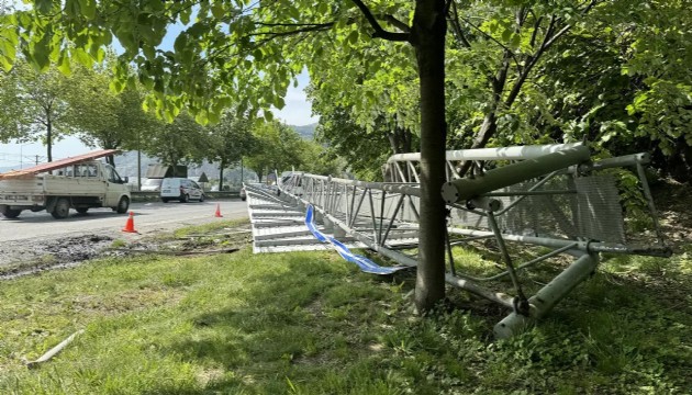 Trafikte panik! Yön tabelası devrildi