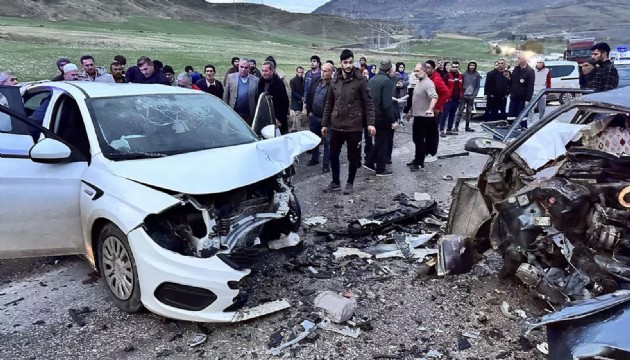 Adıyaman'da 2 otomobil kafa kafaya çarpıştı: 3 ölü, 3 ağır yaralı