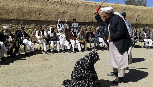 Taliban, kadınları stadyuma toplayıp kırbaçladı