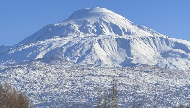 Ağrı Dağı'na 2,5 ay sonra kar düştü