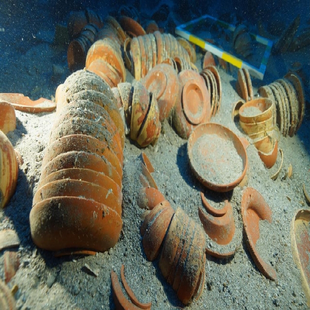 Akdeniz'de 2 bin 100 yıllık sofra takımı çıkarıldı
