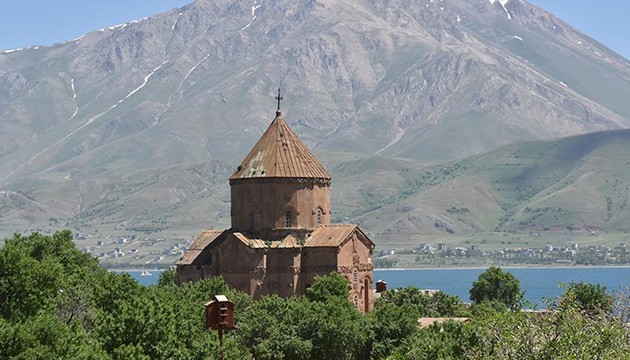 Akdamar Adası'na ziyaretçi akını
