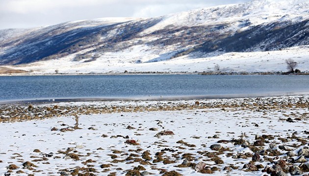Aktaş Gölü beyaza büründü