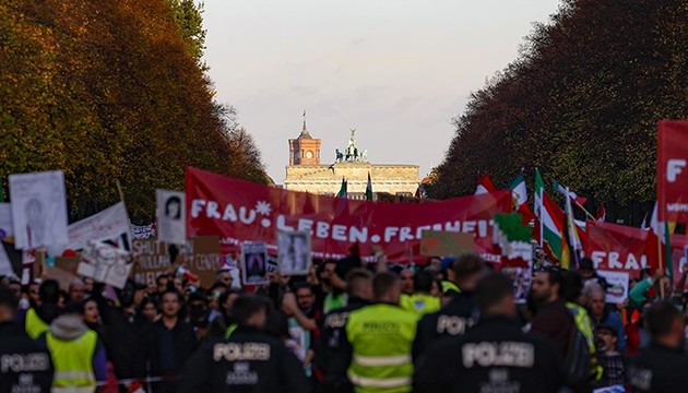 Berlin'de İran protestosu!