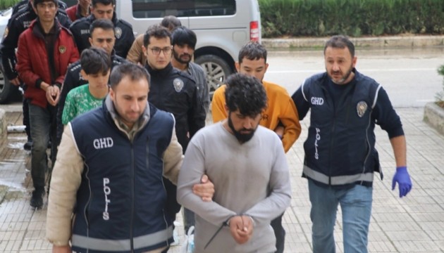 8 Afgan göçmen yakalandı, 3 kişi tutuklandı