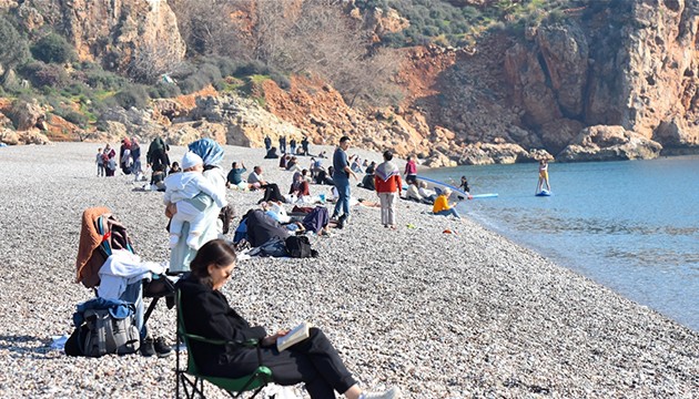 Antalya'da sahiller doldu, taştı