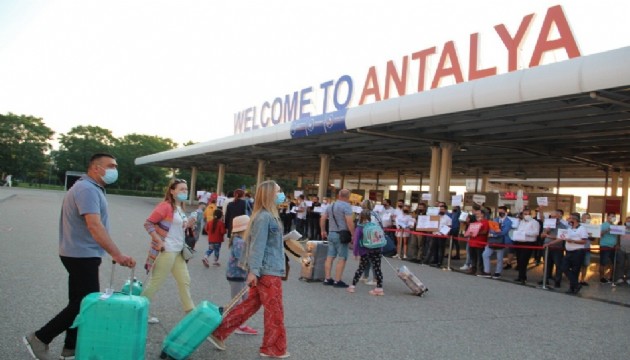 Antalya, önceki 2 yılın toplamından daha fazla turist ağırladı