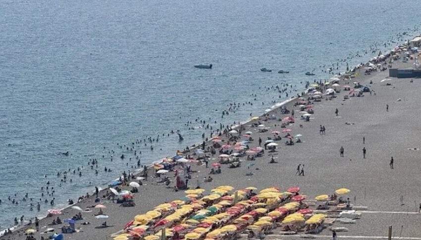 Antalya'da sahiller doldu, taştı!