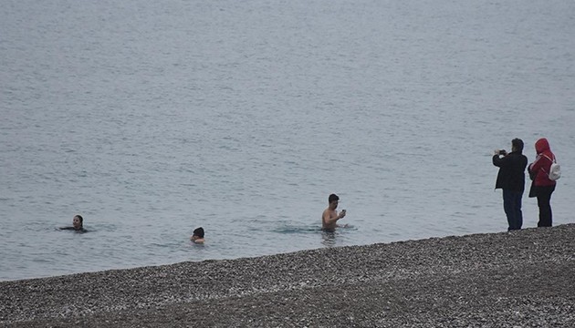 Antalya'da yağışa rağmen deniz keyfi