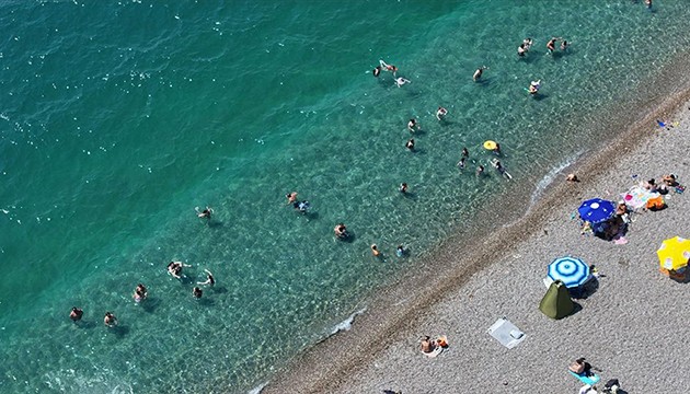 Antalya'da sahillerde yoğunluk