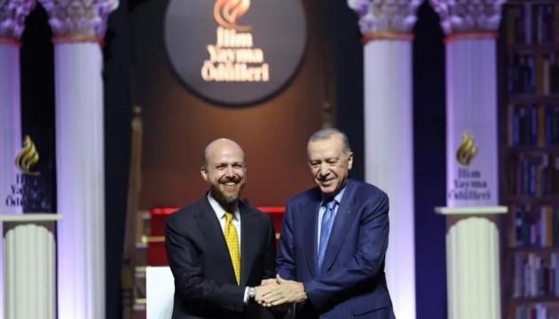 Bilal Erdoğan babasının elini öptü