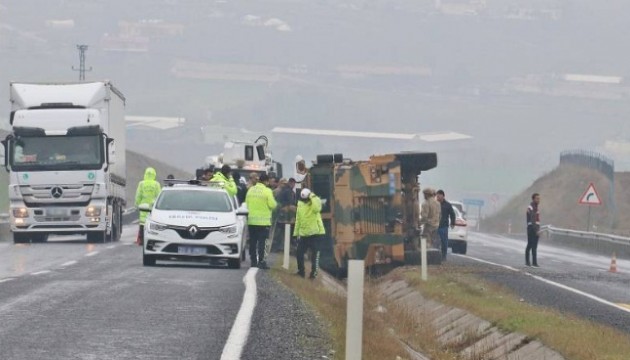 Diyarbakır'da zırhlı askeri araç devrildi! Çok sayıda yaralı var