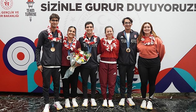 Paris’te mücadele eden sporcular yurda döndü