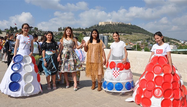 Atık kıyafetler ile defile sergilendi