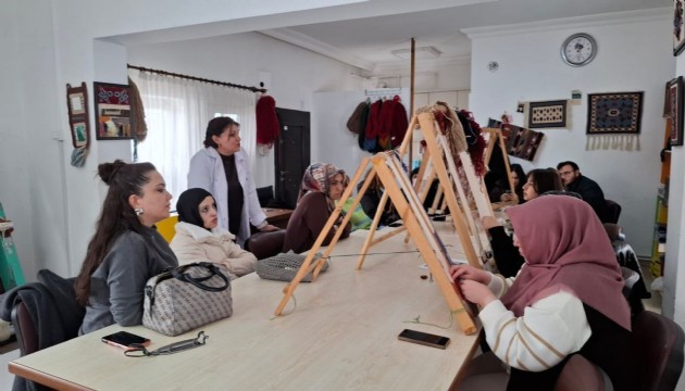 Nevşehir'de üniversite öğrencilerine dokuma atölyesinde halı kültürü tanıtıldı