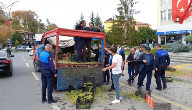 Sinir krizi geçiren satıcı kasaları belediyeye attı!