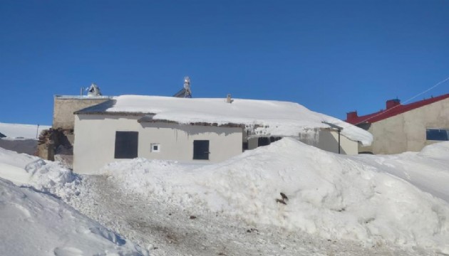 Erzurum'da kar kalınlığı 3 metreyi aşarak, hayatı olumsuz etkiledi!