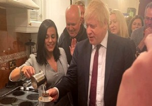 Türk şarkıcı, Boris Johnson'u ağırladı