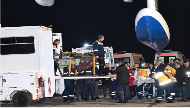 Kazakistan'da düşen uçaktan kurtulan 14 Azerbaycan vatandaşı Bakü'ye getirildi