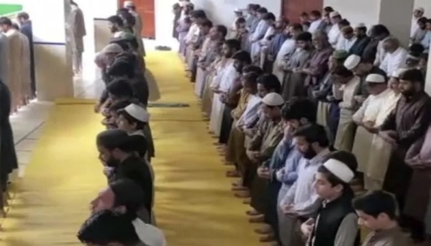 Emniyet ekipleri refakatinde Cuma kılındı