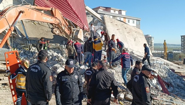 Bina iş makinesinin üzerine çöktü: Operatör enkaz altında!