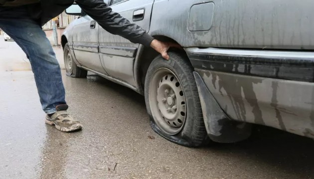 200 aracın lastiğini patlattı