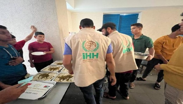 İHH’dan Gazze’ye sıcak yemek dağıtımı