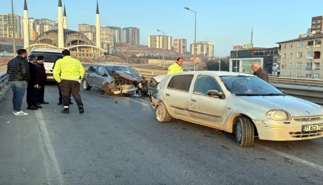 3 araçlık zincirleme kaza