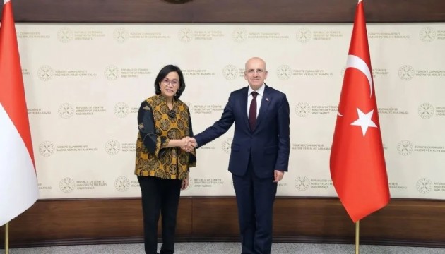 Bakan Şimşek Endonezyalı mevkidaşı ile bir arada