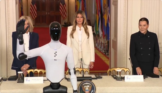 Zirveye insansı robotla katıldı