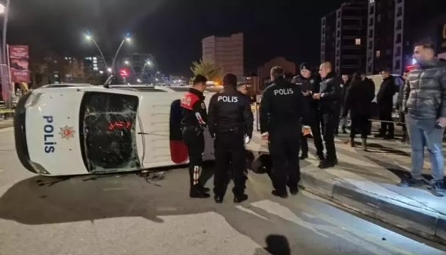 Polis aracı ve otomobil çarpıştı