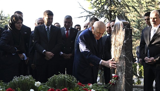 Bahçeli'den Türkeş'in mezarına ziyaret