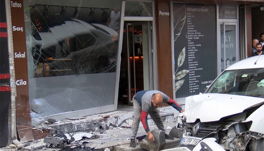Otomobil kaldırımdakilere çarptı: 2’si ağır 5 yaralı