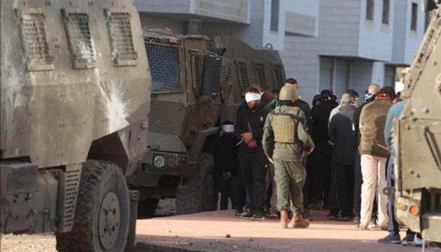 Yahudi işgalciler, işgal altındaki Batı Şeria'da iki beldeyi giriş çıkışlara kapattı