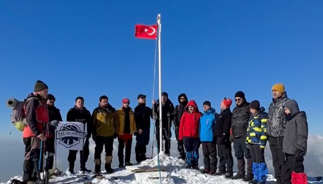 Amanos Dağları'ndaki yıpranan Türk bayrağı değiştirildi