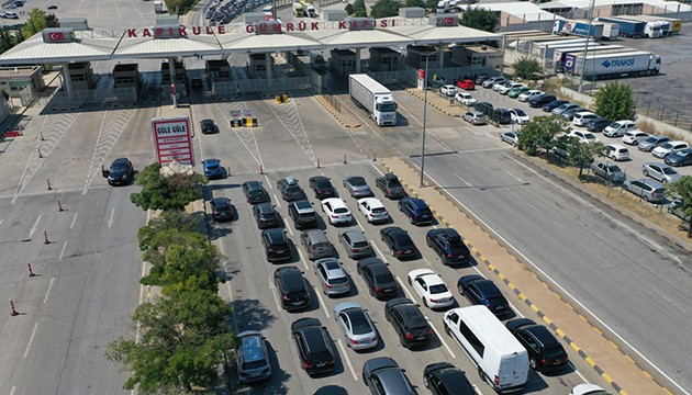 Bayram tatilinde sınırdan yüz binlerce araç geçti