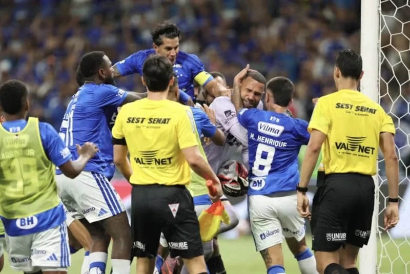 Brezilya Ligi'nde tekmeler havada uçuştu