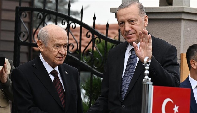 Bahçeli'den AK Parti'ye 24.yıl çiçeği