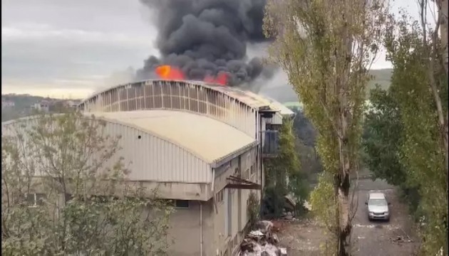 Arnavutköy'de fabrikada yangın