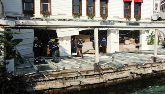 İstanbul'da çöken iskele söküldü